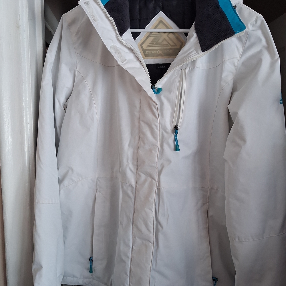 ZeroXposur Women's Ski Jacket in White with Blue Details